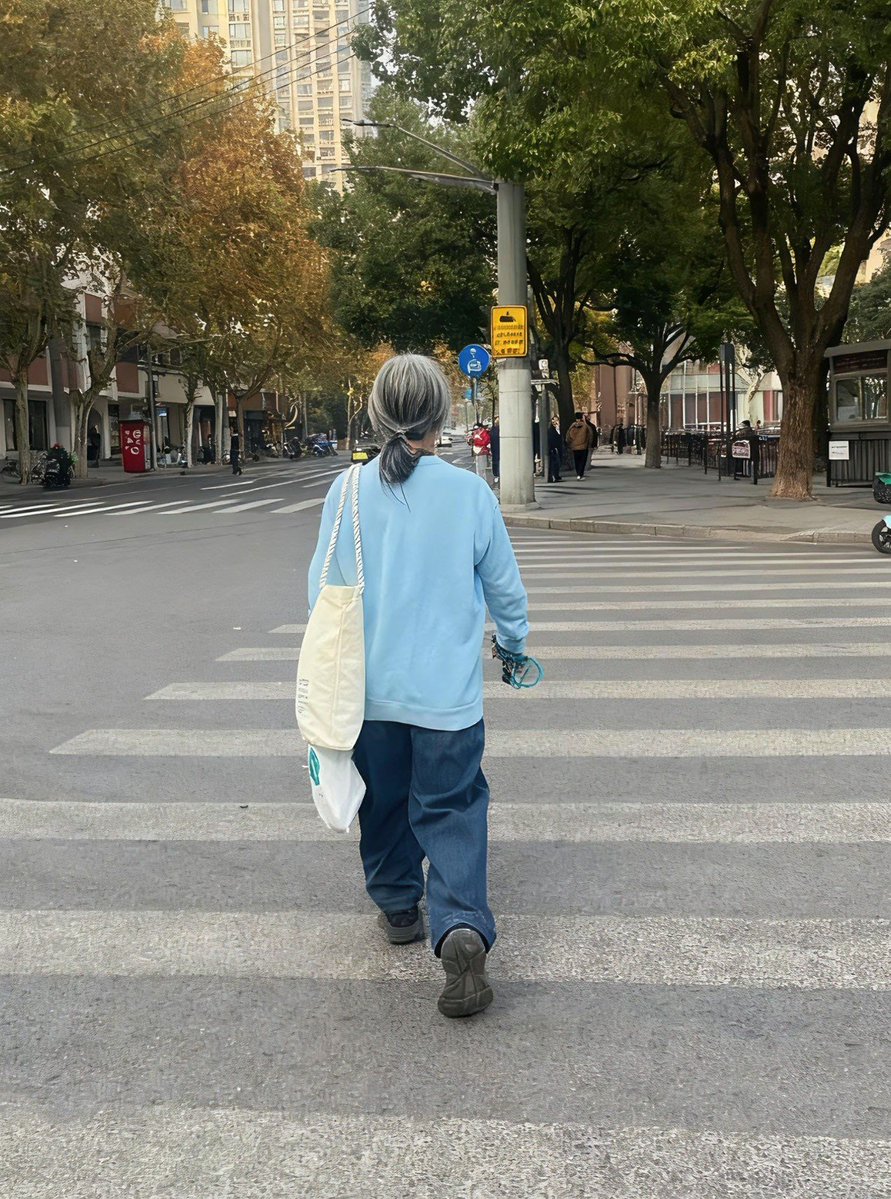 WernerLifer's tweet photo. Hoy, al esperar el autobús, una abuela me dio un chicle y me sonrió. Pequeos gestos hacen el día más bonito.， https://t.co/R0RHcrmheh