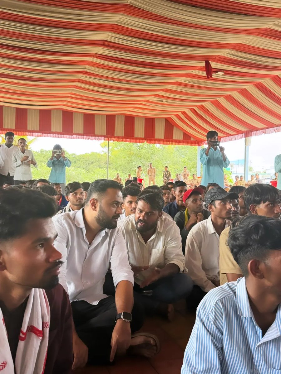 imshivrajmore's tweet photo. आपल्या न्याय्य हक्कांसाठी नाशिक ते मुंबई पायी निघालेल्या आदिवासी विद्यार्थ्यांची गोंदे (इगतपुरी) येथे महाराष्ट्र प्रदेश युवक काँग्रेसच्या वतीने भेट घेऊन त्यांच्या आंदोलनाला पूर्ण पाठिंबा जाहीर केला.

आदिवासी विकास मंत्री डॉ. अशोक उईके यांनी राजीनामा द्यावा व दोषी अधिकाऱ्यांवर कारवाई व्हावी. आश्रमशाळा व वसतिगृहात पाणी, स्वच्छता, आरोग्य व सुरक्षेच्या मूलभूत सुविधा द्याव्यात. PESA व राखीव पदे तातडीने भरावीत, बोगस जात प्रमाणपत्रांवर कठोर कारवाई व्हावी. या प्रमुख मागणीसाठी पाठिंबा दिला. 

शिक्षण, अन्न, आरोग्य आणि रोजगार हा उपकार नसून आदिवासी विद्यार्थ्यांचा हक्क आहे. मागण्यांवर ठोस निर्णय होईपर्यंत युवक काँग्रेस या संघर्षात विद्यार्थ्यांच्या पाठीशी ठामपणे उभी राहील. 

#Nashik #Adiwashi #Protest