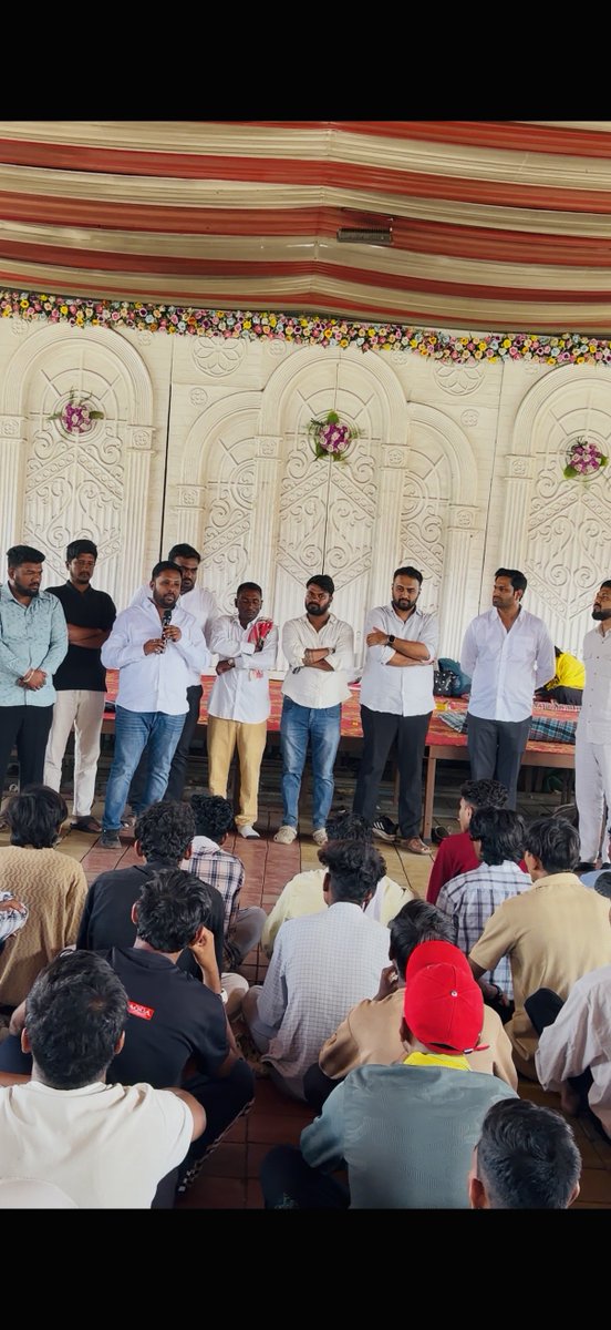 imshivrajmore's tweet photo. आपल्या न्याय्य हक्कांसाठी नाशिक ते मुंबई पायी निघालेल्या आदिवासी विद्यार्थ्यांची गोंदे (इगतपुरी) येथे महाराष्ट्र प्रदेश युवक काँग्रेसच्या वतीने भेट घेऊन त्यांच्या आंदोलनाला पूर्ण पाठिंबा जाहीर केला.

आदिवासी विकास मंत्री डॉ. अशोक उईके यांनी राजीनामा द्यावा व दोषी अधिकाऱ्यांवर कारवाई व्हावी. आश्रमशाळा व वसतिगृहात पाणी, स्वच्छता, आरोग्य व सुरक्षेच्या मूलभूत सुविधा द्याव्यात. PESA व राखीव पदे तातडीने भरावीत, बोगस जात प्रमाणपत्रांवर कठोर कारवाई व्हावी. या प्रमुख मागणीसाठी पाठिंबा दिला. 

शिक्षण, अन्न, आरोग्य आणि रोजगार हा उपकार नसून आदिवासी विद्यार्थ्यांचा हक्क आहे. मागण्यांवर ठोस निर्णय होईपर्यंत युवक काँग्रेस या संघर्षात विद्यार्थ्यांच्या पाठीशी ठामपणे उभी राहील. 

#Nashik #Adiwashi #Protest