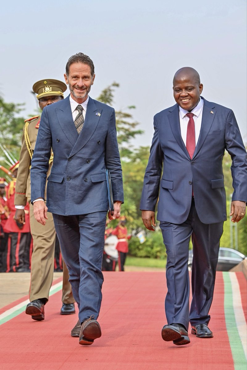Alessandronhf8's tweet photo. Amahoro ! 🇪🇺🇧🇮
Honoré d'avoir présenté mes lettres de créance au Président Évariste Ndayishimiye.
Ma mission commence : construire ensemble un partenariat renforcé, avec des résultats concrets pour les jeunes 
Murakoze cane pour l'accueil !
#GlobalGateway #TeamEurope https://t.co/tSVRN0JTgD
