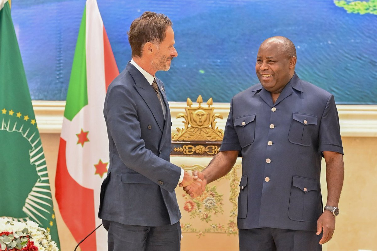 Alessandronhf8's tweet photo. Amahoro ! 🇪🇺🇧🇮
Honoré d'avoir présenté mes lettres de créance au Président Évariste Ndayishimiye.
Ma mission commence : construire ensemble un partenariat renforcé, avec des résultats concrets pour les jeunes 
Murakoze cane pour l'accueil !
#GlobalGateway #TeamEurope https://t.co/tSVRN0JTgD