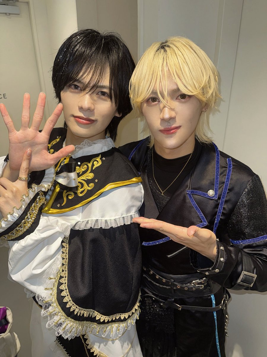 Haruki_Chrono's tweet photo. 本日ライブありがとう‼️

めるめろさん6周年ほんとにおめでとうございます㊗️
ほんとにおめでたい日に呼んで頂きしかもコラボにも出演させて頂きありがとうございました🙇‍♂️

コラボはきょうまさん💙のところで爆裂愛してるをやらせて頂きました！
写真もありがとうございます‼️
ほんとにみんなありがと🤍 https://t.co/JKeX8WBQEK