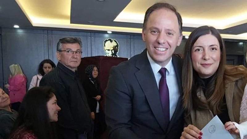 Piyasa1071's tweet photo. 🔴 Ankara Cumhuriyet Başsavcılığınca, Yeni Parti Zonguldak Milletvekili Deniz Yavuzyılmaz’ın eşi Serpil Yavuzyılmaz hakkında ‘yağma’ ve ‘kamu kurum veya kuruluşlarının zararına dolandırıcılık’ suçlarından soruşturma başlatıldı.

-Hürriyet / Yenişafak https://t.co/tFvx4zU20E