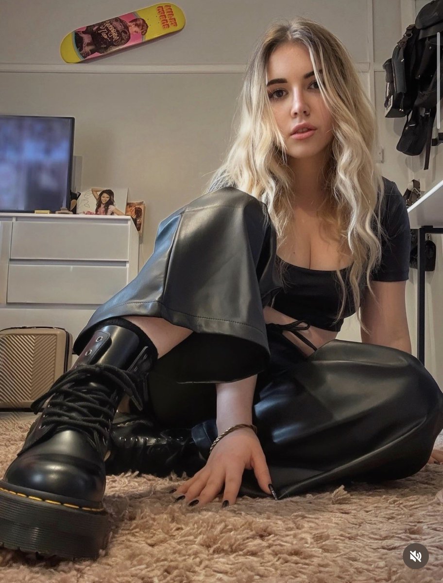 georgina_jgr's tweet photo. My leather, you wallet. The perfect combo! https://t.co/C4JqPRgkSp