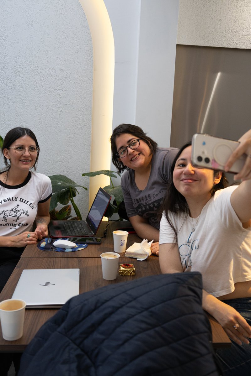 BNBChainLatAm's tweet photo. 27 asistentes. 7 agentes desplegados. Así se construyó en Salta.

BNB Builder Sessions reunió a la comunidad para crear agentes de IA con nuestra tool de agentes, BNB Agent Studio

Gracias a @desafiatech, @SaltaDevAr y a quienes se sumaron a aprender, construir y conectar https://t.co/s2vjN3mSN9
