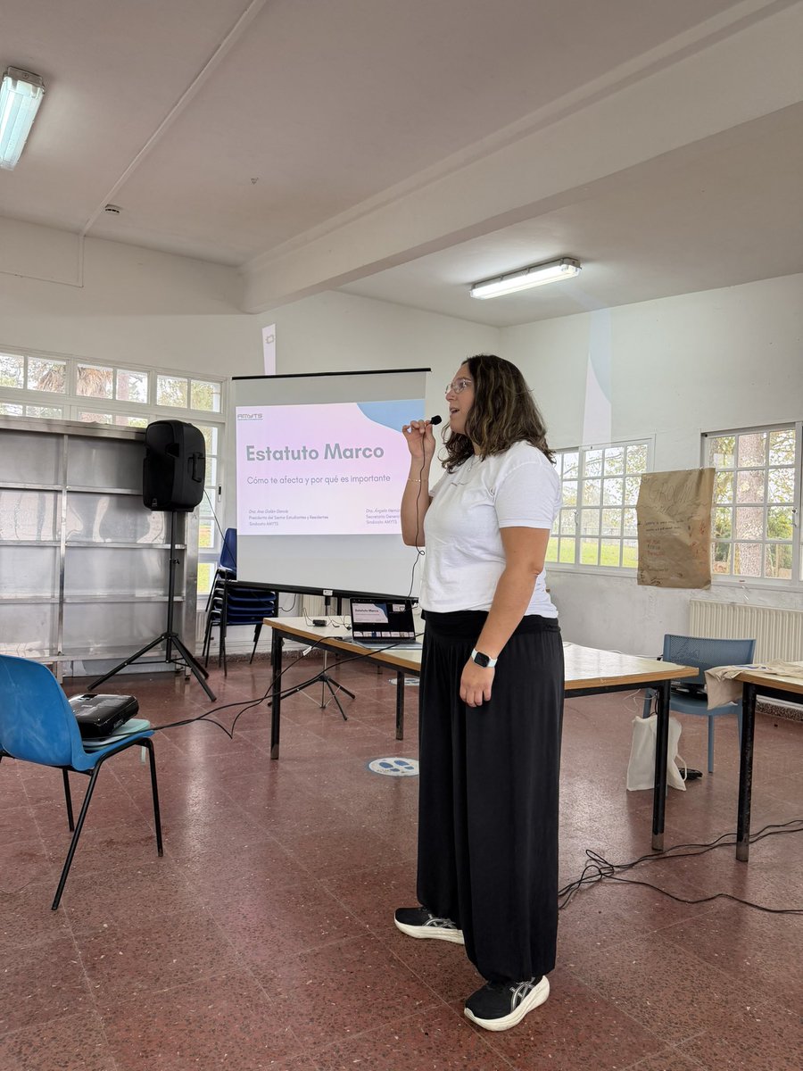 AngelaAmyts's tweet photo. En jornadas @IFMSASpain en Vilanova de Arousa. Presentación sobre el EM2003 y la necesidad de un Estatuto Médico y Facultativo por Ana Galán, presidenta del sector de estudiantes y residentes de @amytsmedicos. @AnaGalnGar86735 https://t.co/ykc2RJvoH3
