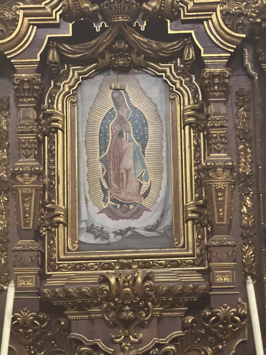MKefrenmarin's tweet photo. La imagen de la Virgen pintada por Dios:Miguel Sánchez al publicar su libro en 1648, resalta similitudes entre ese diálogo bíblico de Dios y Moisés y el de la Virgen y Juan Diego:Moisés baja del Sinaí con las Tablas de la Ley; Juan Diego baja del Tepeyac con flores :@vickyvidal1 https://t.co/bdKDulhvfC