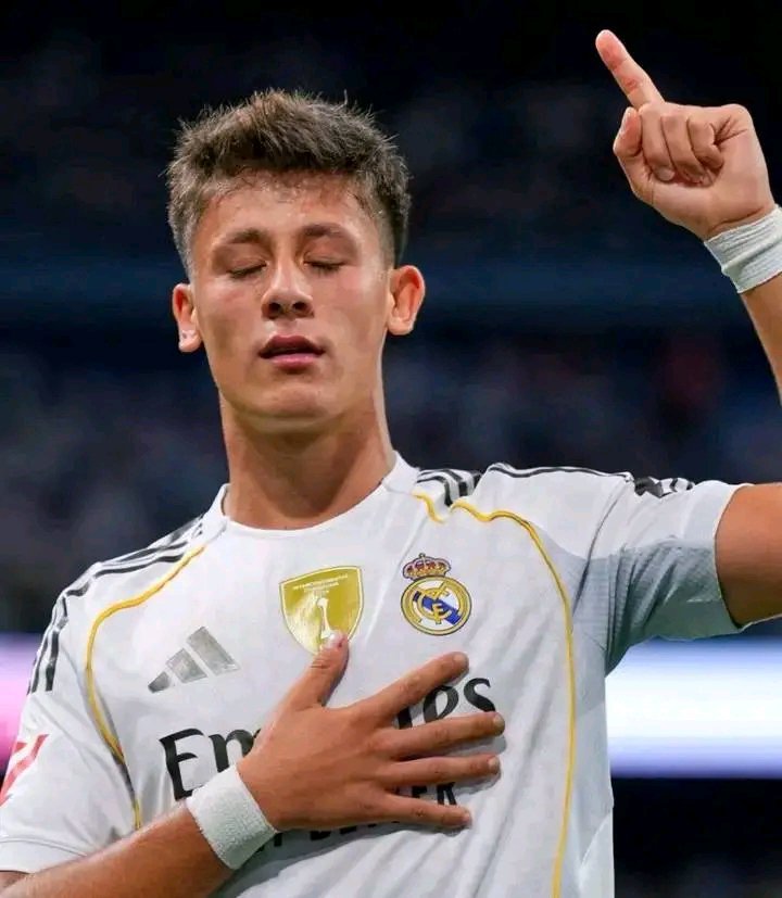 FenerXtra_1907's tweet photo. Luis Enrique, Arda Güler ile Çalışma Arzusu Hakkında:

🗣️“Eğer Real Madrid Arda Güler’in gitmesine izin vermeye hazırsa, onu kulübümde görmekten mutluluk duyarım. O çocuğun oynayışını izlemeyi gerçekten seviyorum.

Öğretilemeyecek özel bir şey var onda.
Top üzerindeki tekniği, vizyonu ve özgüveni inanılmaz.

Çoğu oyuncunun mevcut olduklarını fark etmesinden önce pasları görür.
Avrupa’nın en iyi oyuncularından biri olabilecek kaliteye sahip olduğuna inanıyorum.

Yaşına göre sergilediği olgunluk seviyesi etkileyici.
Onunla çalışmak ve tam potansiyeline ulaşmasına yardımcı olmak beni çok mutlu ederdi.

Ama Arda gibi bir oyuncu bulmak kolay değil ve Madrid ellerindekinin tam değerini biliyor.