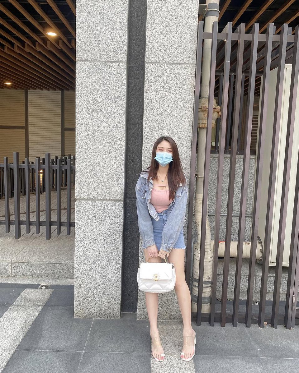 AmyKuo7's tweet photo. 今天去醫院穿這樣 https://t.co/1cOYIwHDID