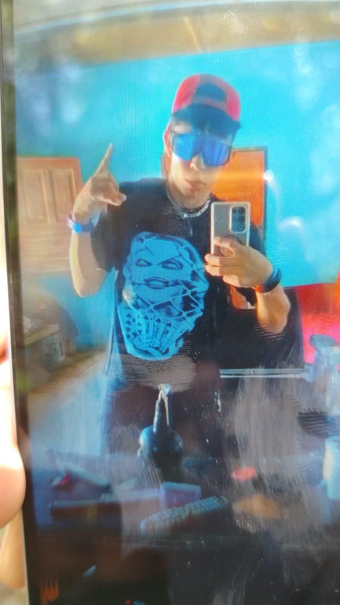 merino_monroy's tweet photo. Edison Manuel Rodríguez Gómez, pandillero de la MS-13 de nacionalidad hondureña, fue ubicado por elementos de la @FUERZARMADASV en el paso fronterizo no habilitado Los Cusucos, Pasaquina, La Unión.

Este sujeto pretendía salir del país evadiendo los controles migratorios. Durante el registro, se encontraron en su teléfono celular imágenes que lo vinculan con la estructura criminal.

En El Salvador ya no hay tolerancia para quienes infringen la ley. 

#Seguimos  #GuerraContraPandillas.