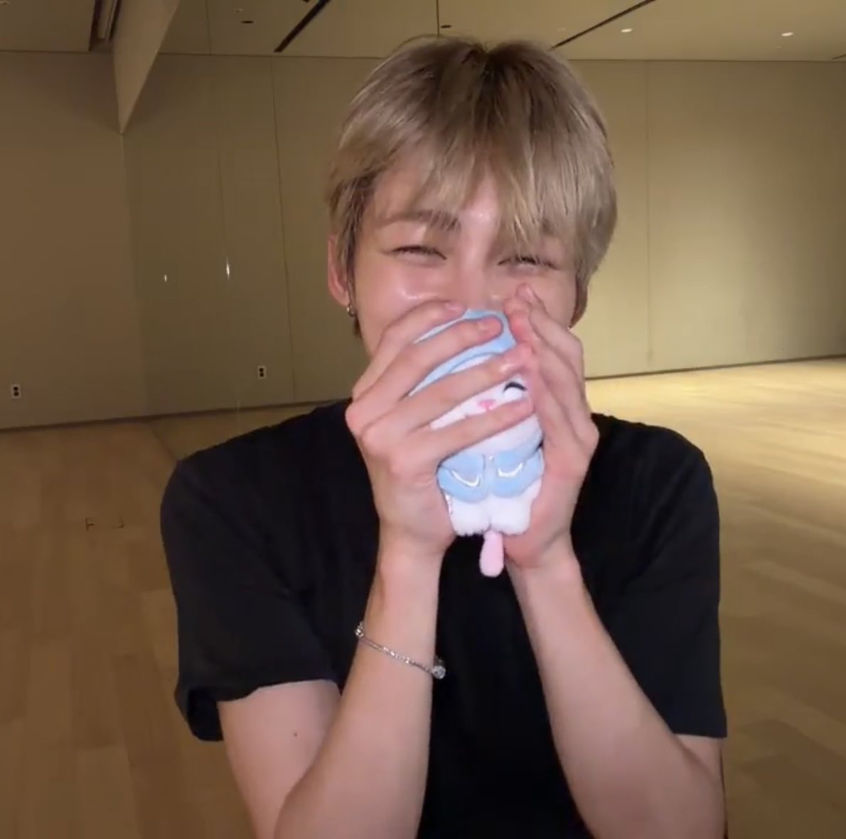 kushionv_v's tweet photo. 햇피아범 햇피랑 똑가티생김 https://t.co/jJjByegO1h