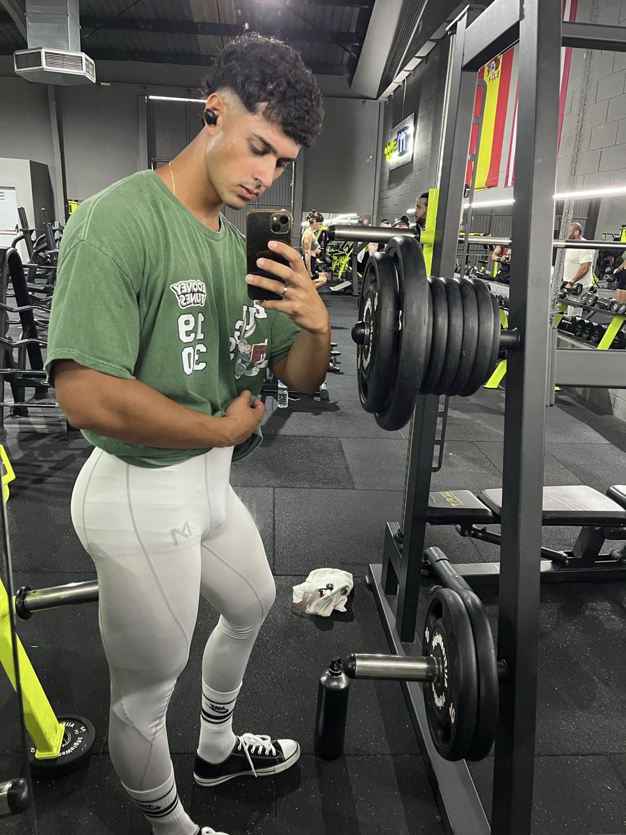 AlphaMasteDan's tweet photo. Estas mallas me van a reventar, quién me paga unas nuevas cojones #findom #tribute #mallas https://t.co/UWYEhP2rQd