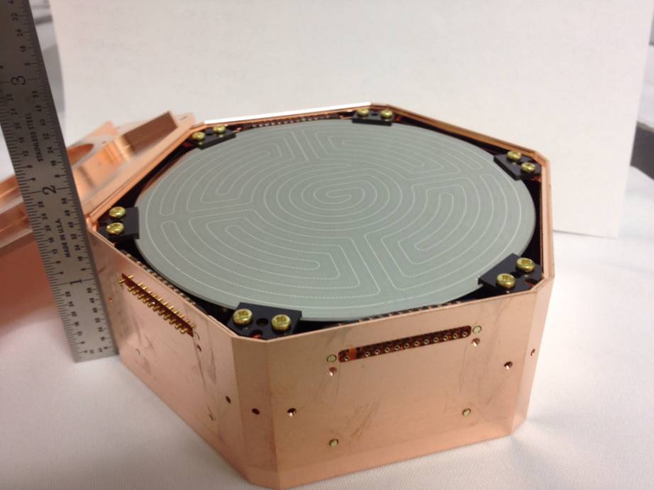 FermilabEd's tweet photo. The Cryogenic Dark Matter Search experiment uses germanium &amp; silicon crystals to try detecting dark matter particles. Particles passing through the detector create very small signals, comparing signals between faces of the same crystal lets us identify particles passing through. https://t.co/mRy9pNsJgm