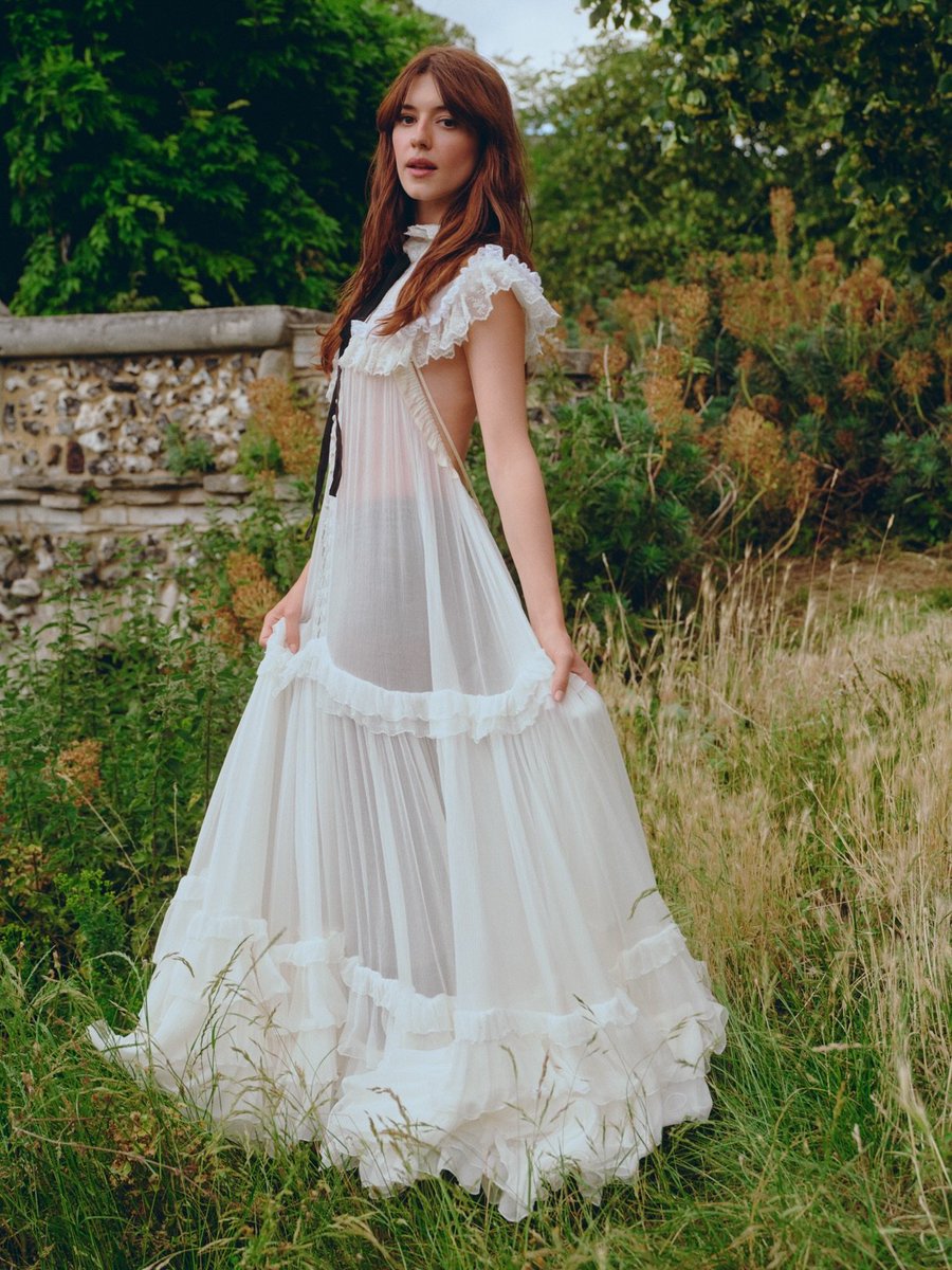 daisyedgarcom's tweet photo. Daisy Edgar-Jones stuns for the "Sense and Sensibility" promotional photoshoot. https://t.co/3KJlIDMSD4