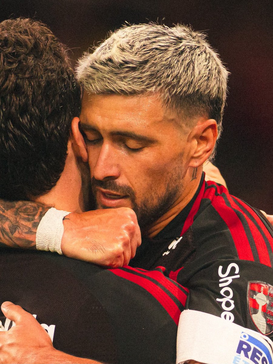 Flamengo's tweet photo. O meia Giorgian De Arrascaeta, em retorno do período de Data FIFA com a seleção uruguaia, desembarcará no Rio de Janeiro na tarde desta quarta-feira (30), com chegada prevista para as 16 horas. No dia seguinte, ainda pela manhã, o jogador será internado para realizar os últimos exames pré-operatórios. A cirurgia para corrigir uma fratura no punho esquerdo, sofrida no amistoso entre Uruguai e Coreia do Sul, será realizada logo após. Fernando Sassaki, chefe do Departamento Médico do Flamengo, comandará o procedimento ao lado de Roberto Feres, especialista nesse tipo de lesão.