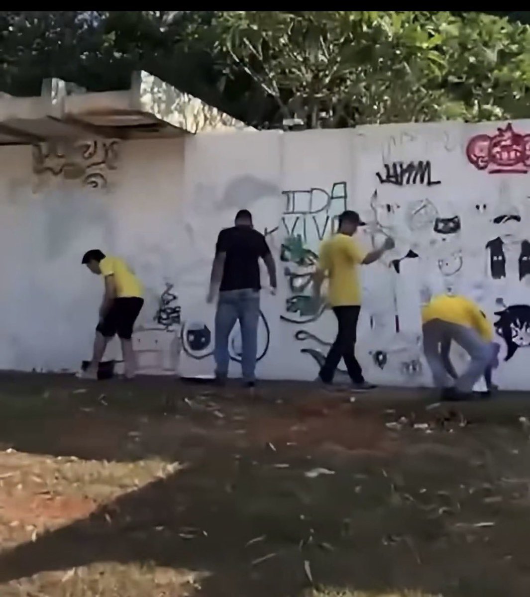xSIXx__'s tweet photo. @ComunaDaThread "trabalhos artísticos de gerações" não gosto do Wilker peão, mas falar que essa merda aqui eh artístico eh mau caratismo puro https://t.co/0rD0mRr4Cv