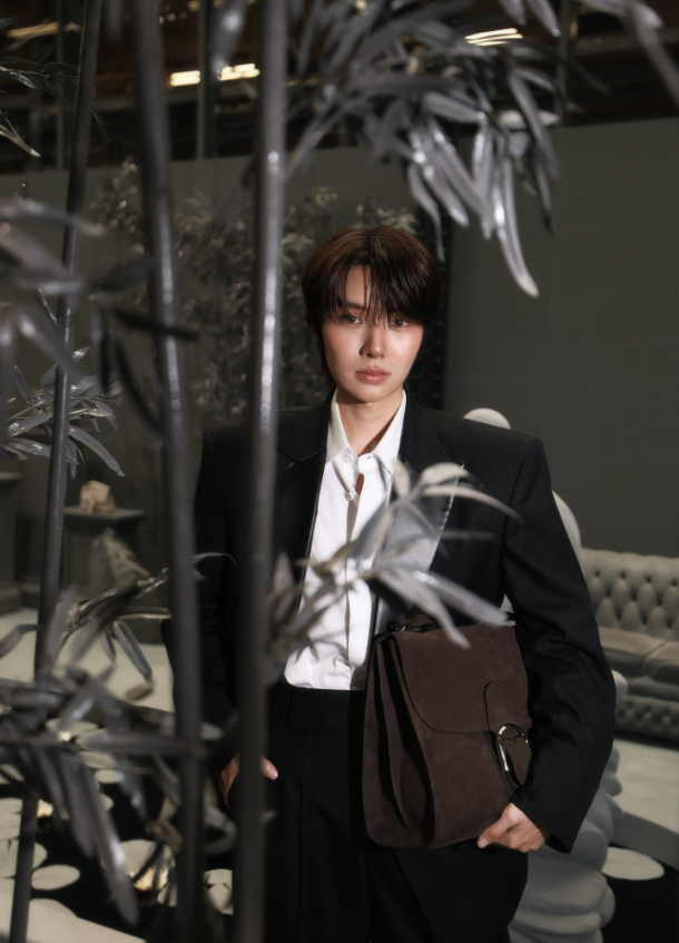 AboutMusicYT's tweet photo. Namping Napatsakorn shines for Delvaux in Brussels. https://t.co/jCJnRlbXck