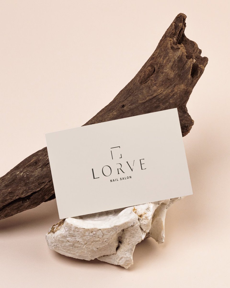 Hue_and_Co's tweet photo. ネイルサロン　LORVE（ロルヴェ）
一息入れる時間を余白で表現。
#ロゴデザイン　#ネイルサロン　#名刺　#ショップカード　#ブランディング https://t.co/d4bHaKRMa8