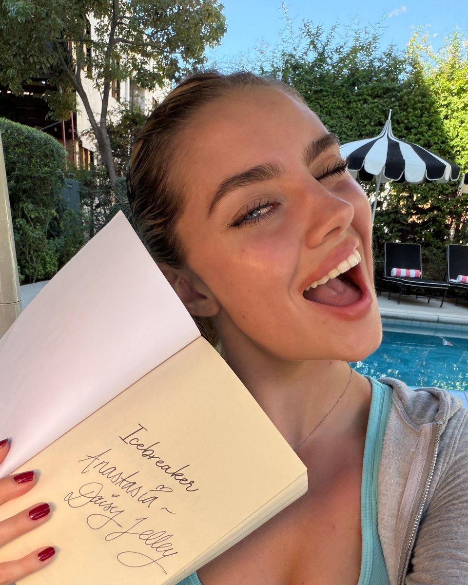 NetflixFR's tweet photo. Nos prochaines obsessions !!
ICEBREAKER, la nouvelle série adaptée du roman d’Hannah Grace, prochainement. https://t.co/t2EA5V8JRK