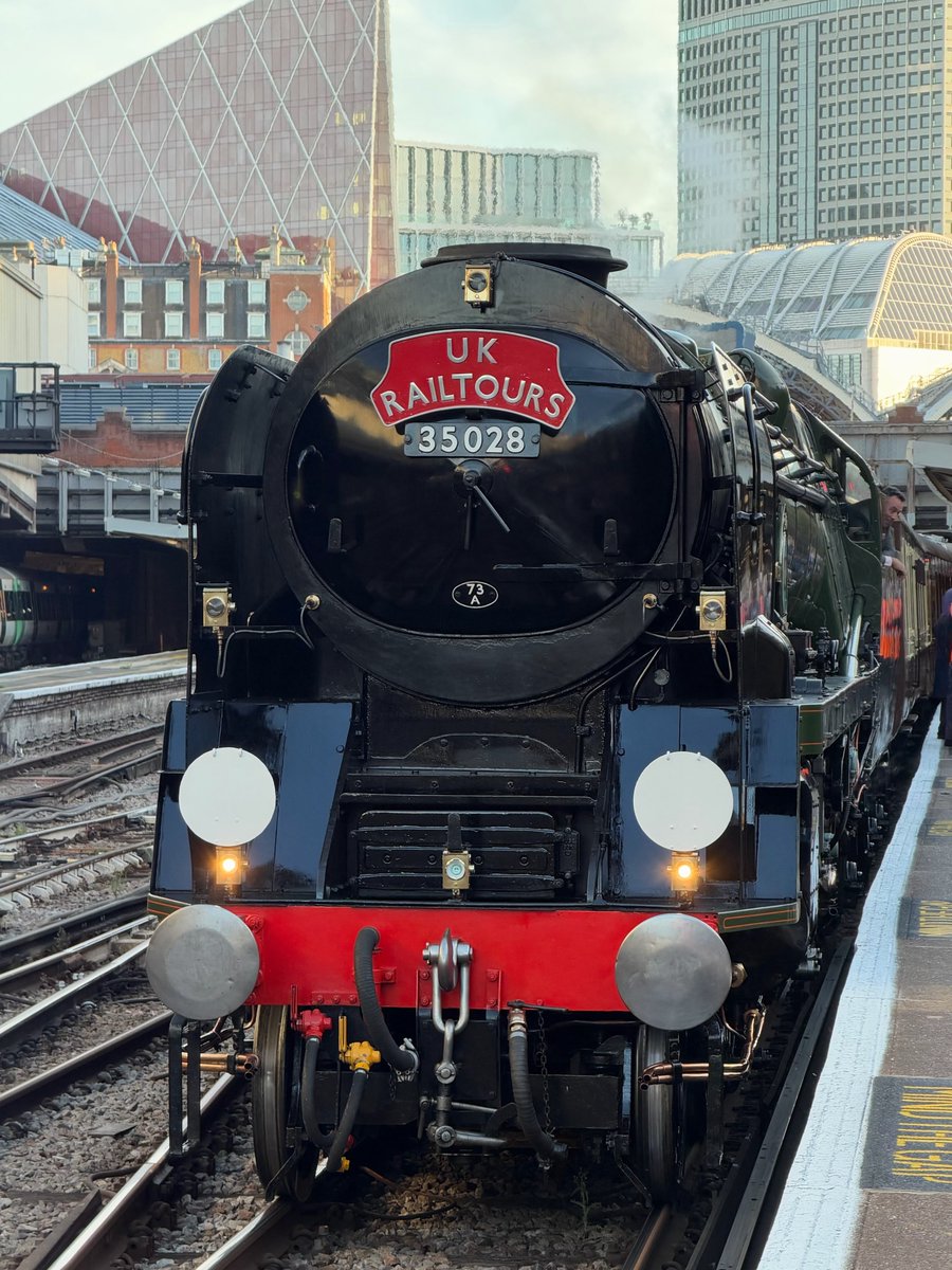 tigerjohnson04's tweet photo. Train spotters https://t.co/0TVNJJEb0L