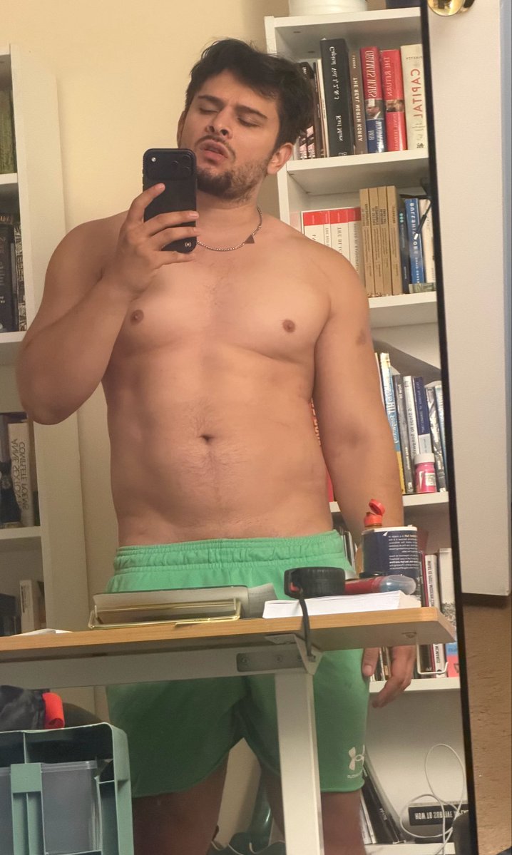 cbassdaddy8's tweet photo. Tummy still there but when I suck it in  …. https://t.co/flhyWxUrjo
