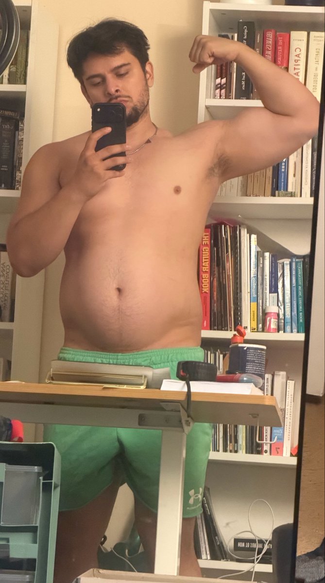 cbassdaddy8's tweet photo. Tummy still there but when I suck it in  …. https://t.co/flhyWxUrjo
