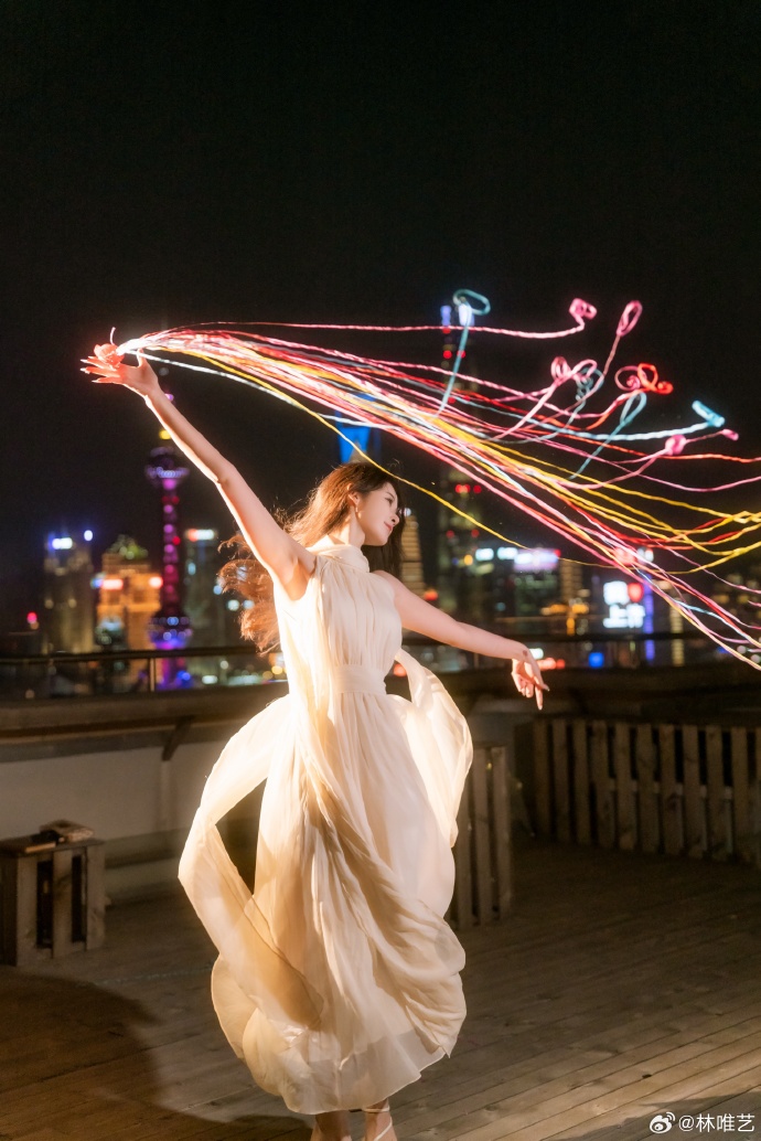 path_carol__510's tweet photo. [The儇瀑猛婆噬 the night breeze under the neon, dancing with reckless passion tonight]， https://t.co/VjveX1Zn0w