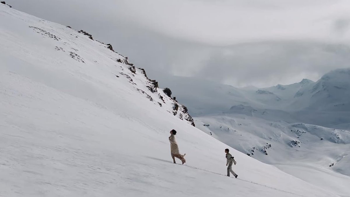 crisfuertes__'s tweet photo. Que para Federico la nieve y los esquiadores fueran un personaje más de la bola negra le da todavía más sentido a una de las escenas que más nos rompió el corazón https://t.co/wukxqyYMSF