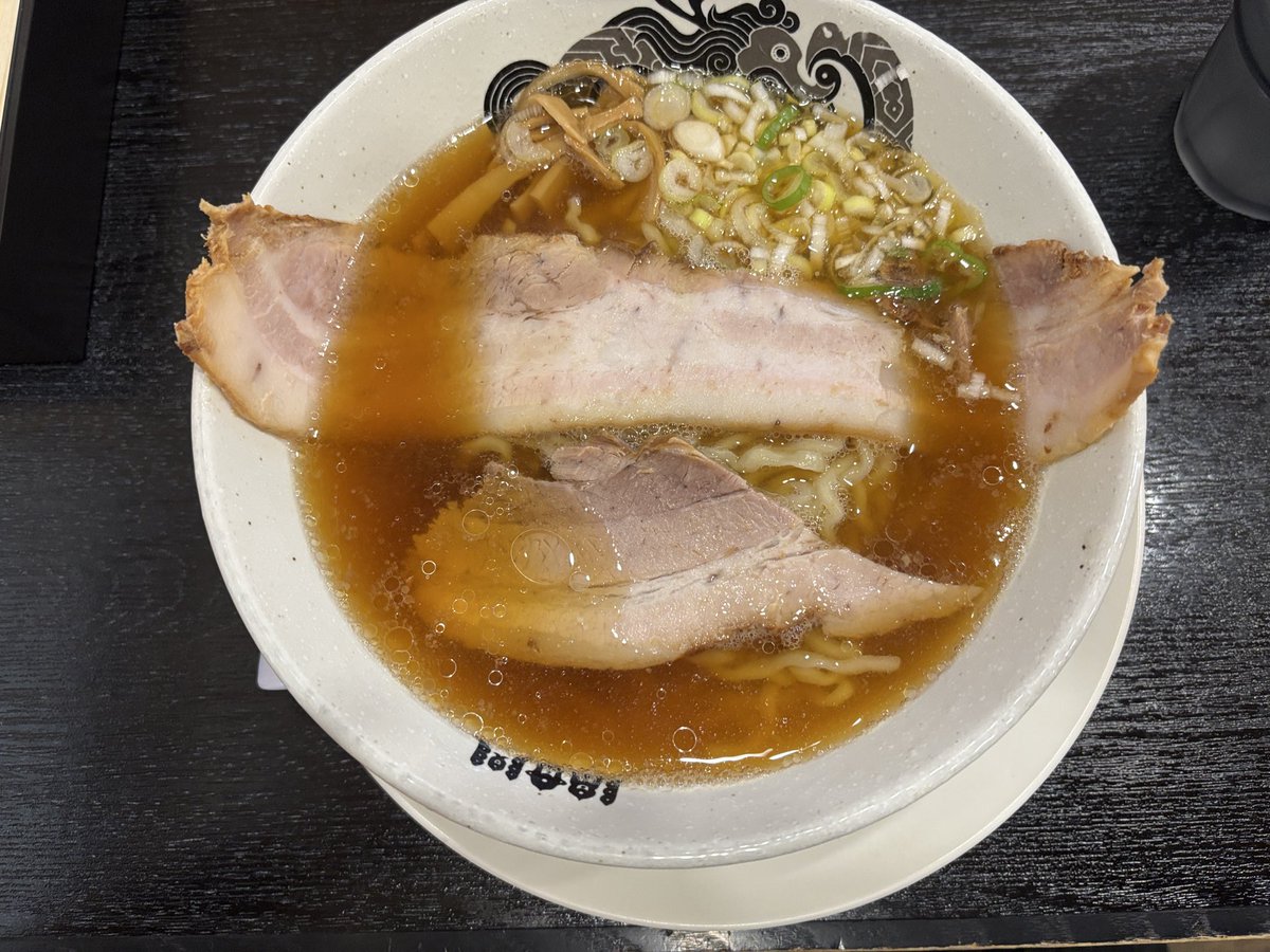 Nyan_RAMEN20's tweet photo. 素敵な旅行でした✨️
食堂はせ川さんの大判チャーシュー醤油ラーメン、めちゃくちゃ美味しかったです🤤
煮干し感がたまらない🤤
 #鶴ヶ城
 #食堂はせ川
 #福島県 https://t.co/K1y4FYyaTu