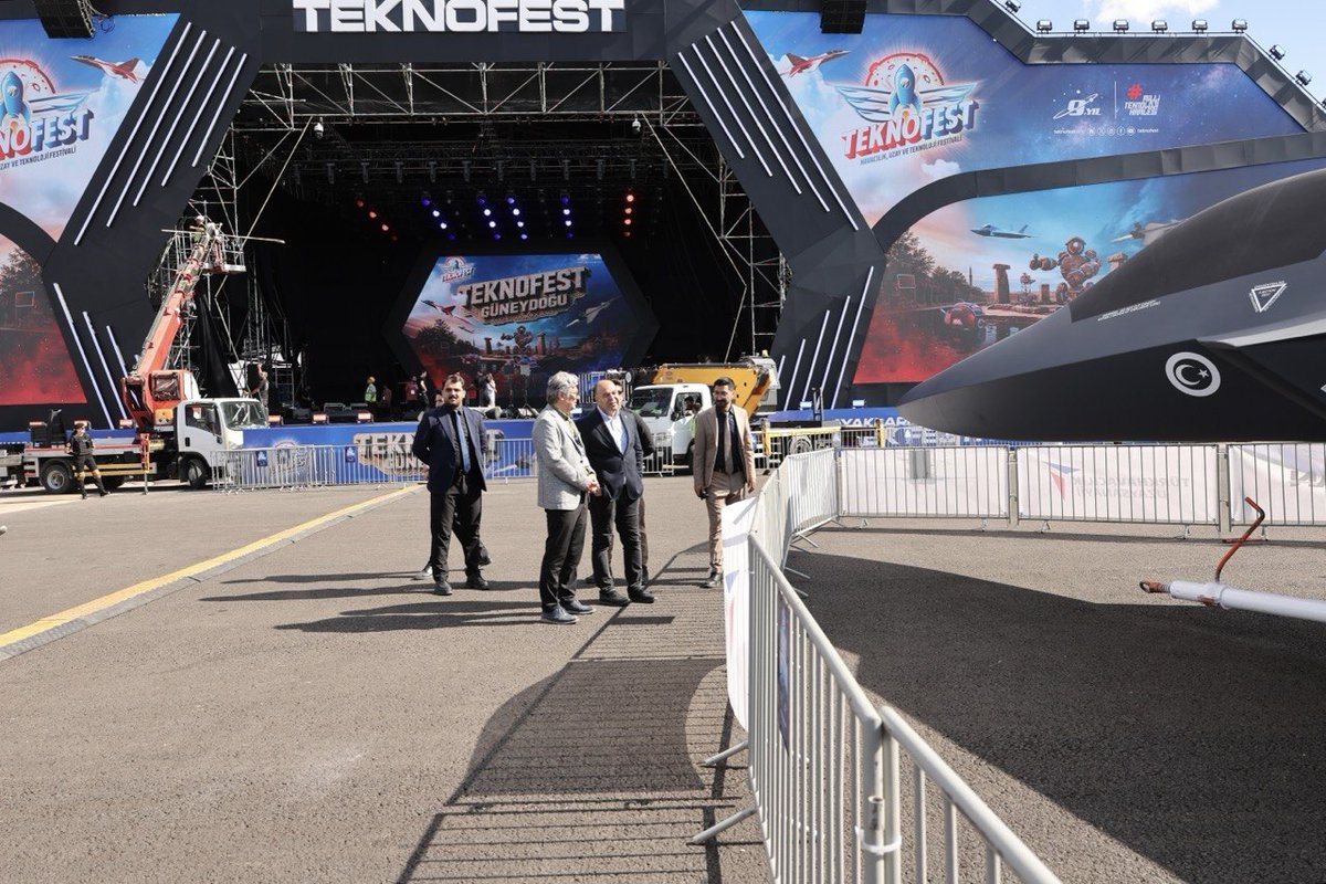 Karakoprubel's tweet photo. 🚀 #TEKNOFEST için hazırlıklar tamam!

Belediye Başkanımız Nihat Çiftçi, Baykar Yönetim Kurulu Başkanı Selçuk Bayraktar ile bir araya geldi.

#TEKNOFESTGüneydoğu’ya ev sahipliği yapacak GAP Havalimanı’nda incelemelerde bulunan Başkanımız, tüm vatandaşlarımızı bilim, teknoloji ve havacılığın buluşacağı bu büyük heyecana davet etti.

#Karaköprü #TEKNOFESTGüneydoğu #Şanlıurfa