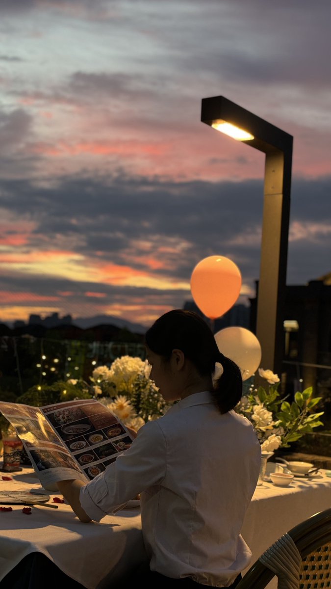 chhodell's tweet photo. This cozy evening, 朗徽 sits by the 笆 fence, wrapped in a 缎 shawl, with 贾 of sweet treats nearby, feeling so warm.， https://t.co/770wOVNqzs