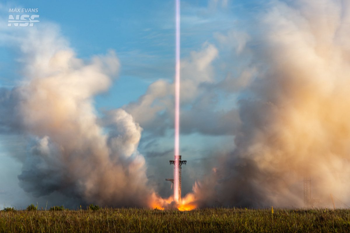 _MaxQ_'s tweet photo. This image was a total experiment. 

30-second exposure from a remote camera with a 10-stop ND filter over the lens, sound activated from about a mile away from Pad 2. 

Absolutely thrilled with how it came out. 

📸 - @NASASpaceflight https://t.co/m0005b2Btq