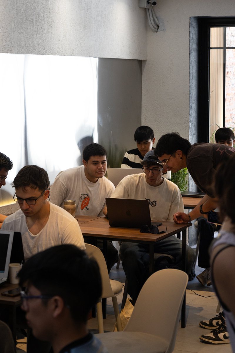 BNBChainLatAm's tweet photo. 27 asistentes. 7 agentes desplegados. Así se construyó en Salta.

BNB Builder Sessions reunió a la comunidad para crear agentes de IA con nuestra tool de agentes, BNB Agent Studio

Gracias a @desafiatech, @SaltaDevAr y a quienes se sumaron a aprender, construir y conectar https://t.co/s2vjN3mSN9