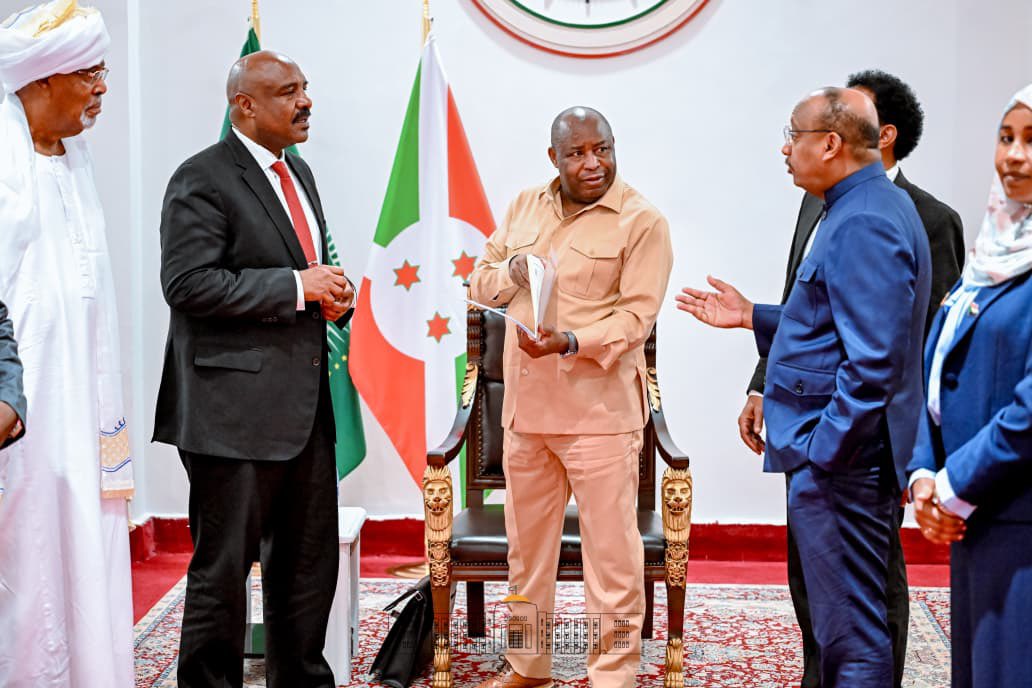 GeneralNeva's tweet photo. J’ai reçu la Coordination des Forces Nationales Soudanaises, conduite par M. Mohamed Said Ahmed. 

Ils m’ont remis un mémorandum appelant à l’activation du principe des « solutions africaines aux problèmes africains ». Je les remercie de leur confiance et de leur engagement pour la paix. 

Le Soudan appartient aux Soudanais : c’est de leur volonté nationale que naîtra la solution. 

L’Union africaine reste pleinement mobilisée. J’appelle toutes les parties à saisir la voie du dialogue, car la paix est possible lorsque la volonté est sincère.