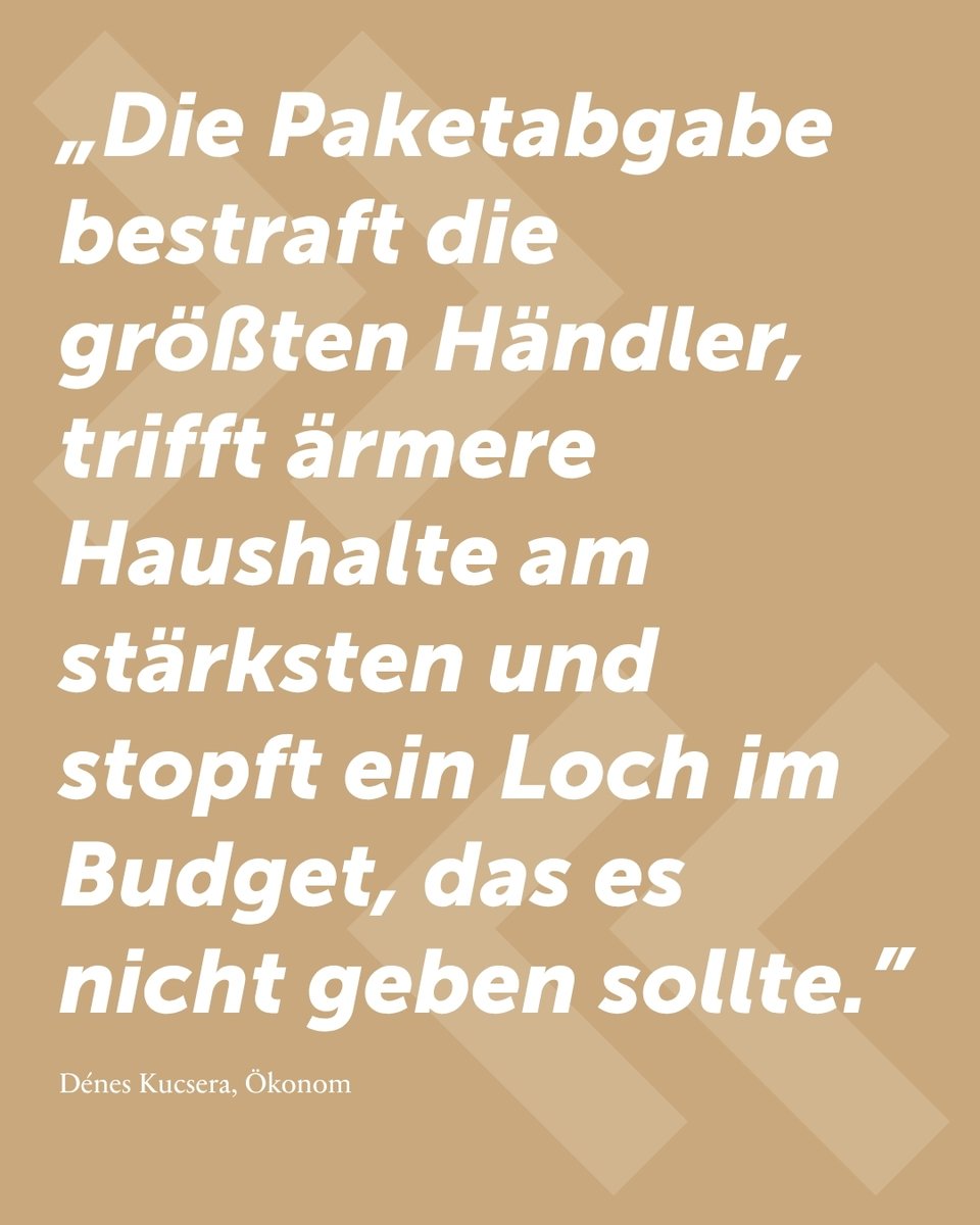 AgendaAustria's tweet photo. Und der nächste fiskalische Angriff.

Ab heute gilt die Paketabgabe: auf jede Bestellung bei einem größeren Händler sind nun € 2,40 fällig.

Damit soll die Senkung der Mehrwertsteuer auf Grundnahrungsmittel gegenfinanziert werden - wir zahlen uns also unsere Entlastung selbst.

Und dabei ist das ganze auch noch hoch unsozial: Weil die Abgabe pro Sendung abzuführen ist, verteuern sich günstige Produkte verhältnismäßig mehr. Haushalte mit niedrigem Einkommen, die regelmäßig günstig online bestellen, zahlen genau so viel, wie wohlhabende Haushalte, die sich deutlich größere Warenwerte liefern lassen.

Verteilungspolitisch daneben, klimapolitisch wirkungslos, und zum budgetären Ausgleich einer an sich schon unsinnigen Maßnahme gedacht: Die Paketabgabe sollte so schnell wie möglich wieder verschwinden.