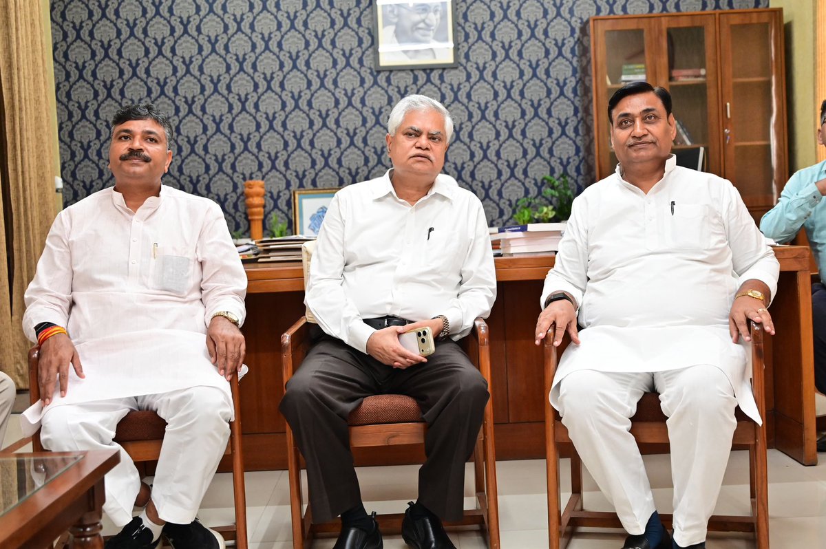 GovindDotasra's tweet photo. लोकतंत्र की मजबूती एवं मतदाताओं के अधिकारों की रक्षा के संकल्प के साथ आज जयपुर में राज्य निर्वाचन आयुक्त राजेश्वर सिंह जी को ज्ञापन सौंपा। 

निकाय चुनाव में हुई बेईमानी, मतदाता सूचियों में गड़बड़ी, SIR और वोट चोरी जैसे गंभीर मुद्दों को लेकर नेता प्रतिपक्ष टीकाराम जूली जी व कांग्रेस प्रतिनिधिमंडल के साथ निर्वाचन आयोग के सामने अपनी बात मजबूती से रखी।

भाजपा द्वारा सरकारी एजेंसियों के दुरुपयोग और सत्ता के दबाव से चुनावी प्रक्रिया को प्रभावित करने का षड्यंत्र किया जा रहा है। वोट चोरी कर सत्ता हथियाई जा रही है, और जनता के जनादेश के खिलाफ जाकर सरकारें बनाई जा रही हैं।

लोकतंत्र की ऐसी लूट किसी भी कीमत पर बर्दाश्त नहीं की जाएगी। मतदाता के अधिकार और जनादेश की रक्षा के लिए कांग्रेस का संघर्ष सड़क से लेकर संवैधानिक संस्थाओं तक जारी रहेगा।
@SecRajasthan @CeoRajasthan @ECISVEEP  @TikaRamJullyINC