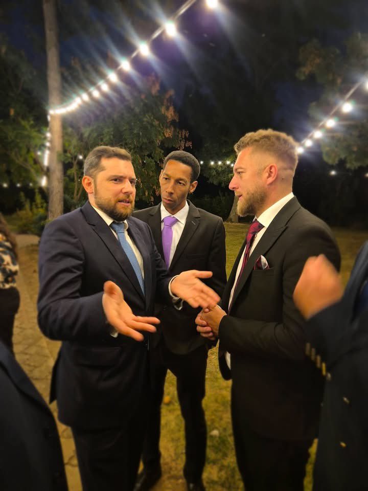 Calin__Groza's tweet photo. 🇷🇴🇦🇲 M-am bucurat să mă revăd cu E.S. Tigran Galstyan, Ambasadorul Armeniei în România. Am vorbit despre relațiile dintre cele două țări și despre prietenia dintre popoarele noastre.

Pace și prosperitate poporului armean! 🇦🇲

#calingroza #deputat #Maramures https://t.co/k8SK3t8tIR
