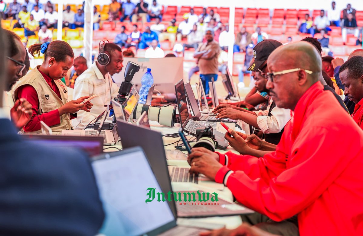 IntumwaNews's tweet photo. 164.216 tonnes d’engrais, c’est la quantité ressortant des premières données issues du récent recensement des agriculteurs et des besoins en engrais réalisé au Burundi, à la suite d'une campagne lancée par Son Excellence @GeneralNeva, Président de la République du Burundi.

Cette affirmation est de Jérôme Niyonzima, Secrétaire Général et porte-parole du Gouvernement.

Lors d’une émission publique réunissant les porte-parole de différentes institutions,  Jérôme Niyonzima a indiqué que ce recensement a concerné 1.466. 284 agriculteurs.

Jérôme Niyonzima précise que ces chiffres sont provisoires et que la collecte des données se poursuit afin de déterminer avec précision la quantité exacte d’engrais nécessaire.

Ce recensement montre que les besoins en engrais sont beaucoup plus importants par rapport à la quantité déjà disponible. Il rassure toutefois les agriculteurs que les engrais disponibles seront distribués de manière équitable, sans favoritisme.