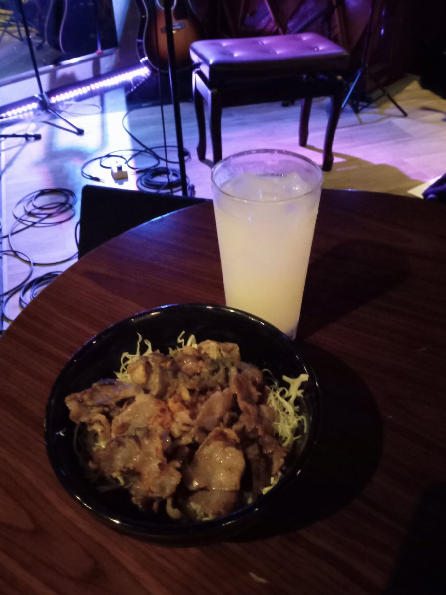 kuroneko_meifa's tweet photo. 今夜は豚の塩タン丼(๑´ڡ`๑)✨️
やっぱり美味しい😋
#AZYTATE https://t.co/nyk5m3E7ym