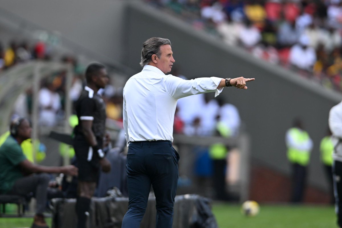 Soccer_Laduma's tweet photo. ➡️Guinea🇬🇳 Coach Tight-Lipped On SA's 'Weakness'🧐

🗣️"...South Africa is very quick in terms of ball⚽ possession, in terms of passing, and they're very strong and they've been playing together for a long time."

MORE: https://t.co/l8dKy1FjpU https://t.co/oPrV8yl1Rs