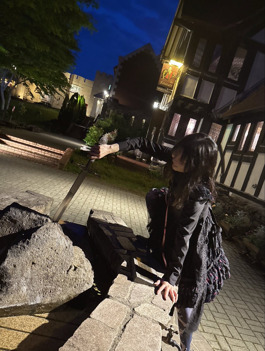 n_mikitani's tweet photo. 着画を担当させていただいている「魔法少女ノ魔女裁判 × h.NAOTO」コラボアパレルの受注期間が、いよいよ明日(9/30)までとなっています…！

注文いただくとこんな感じのスタイリングブックもついてきます🫶ぜひHPをご覧ください！

(2、3枚目は撮影時、すごいロケーションにウキウキの私)
#まのさば https://t.co/NyfA1moFPS