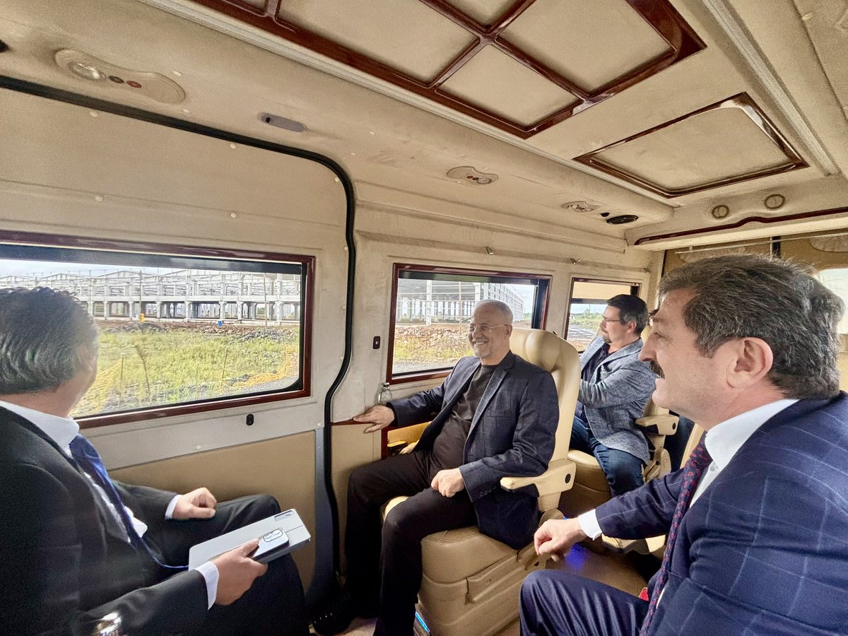 Yenercabbar's tweet photo. 📌 Samsun’da sessiz ama dev bir dönüşüm yaşanıyor! 🚀
👉Yeni OSB, Çarşamba OSB, Gıda OSB ve ilçelerdeki OSB’lerde onlarca fabrika üretime başladı. Yenileri ise peş peşe açılıyor.
🔥Dün Samsun Valisi Sayın  @orhantavli_  ile saatlerce sahadaydık. Gezmekle bitiremedik! Sırada ilçeler var.
Samsun’un sanayide nereye doğru ilerlediğini yakından gördük.
💥Hepsini, hedefleri yeni yatırımları gelişmeleri @HedefHALK ’ta anlatacağız.Samsun’un yükselişini  takip edin. 🔥@RTErdogan @mehmedmus