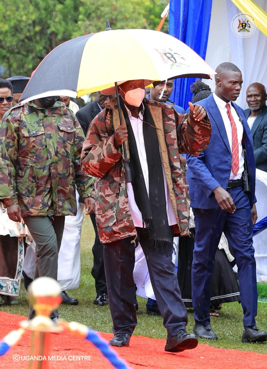 UgandaMediaCent's tweet photo. President Museveni Graces Omukama Nyabongo I's Coronation

President @KagutaMuseveni, the Chief Guest, arrives for the coronation ceremony of Omukama Edward Rukidi Nyabongo I at Karuziika Royal Palace | #TooroCoronation https://t.co/5VKnLQ8lBg