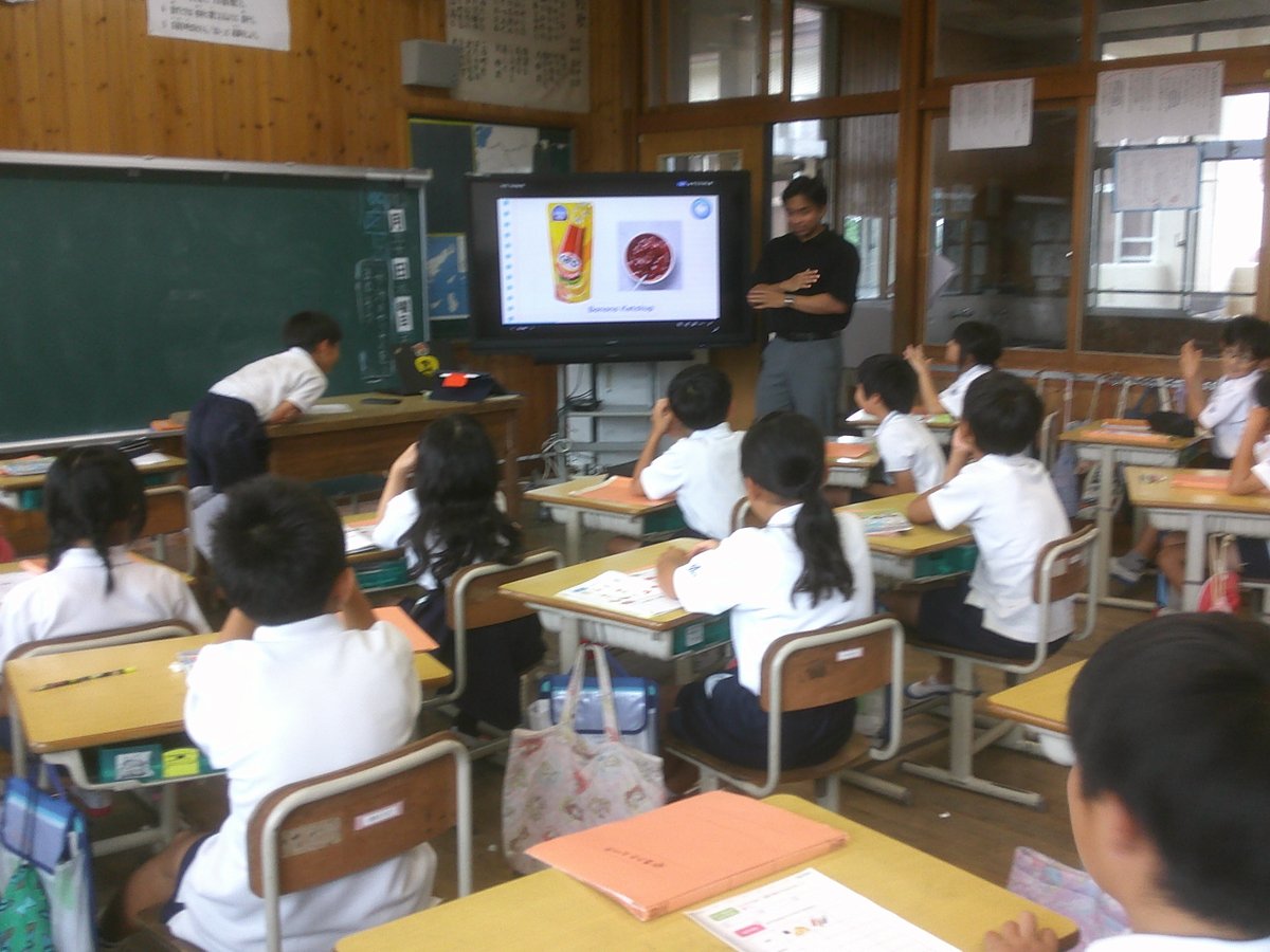 ooaira_esc's tweet photo. ２学期に入って初めて、久しぶりにALTのデニス先生がやってきた！３年生には、フィリピンの生活文化をちょこっと紹介。えっ、バナナ味のケチャップ！？マクドナルドにパスタやチキンがあるの！？卵を殻のまま焼いてる！そんなびっくりがたくさんありましたが、What do you like？に親しんでいました。 https://t.co/0HKnzZNl4h