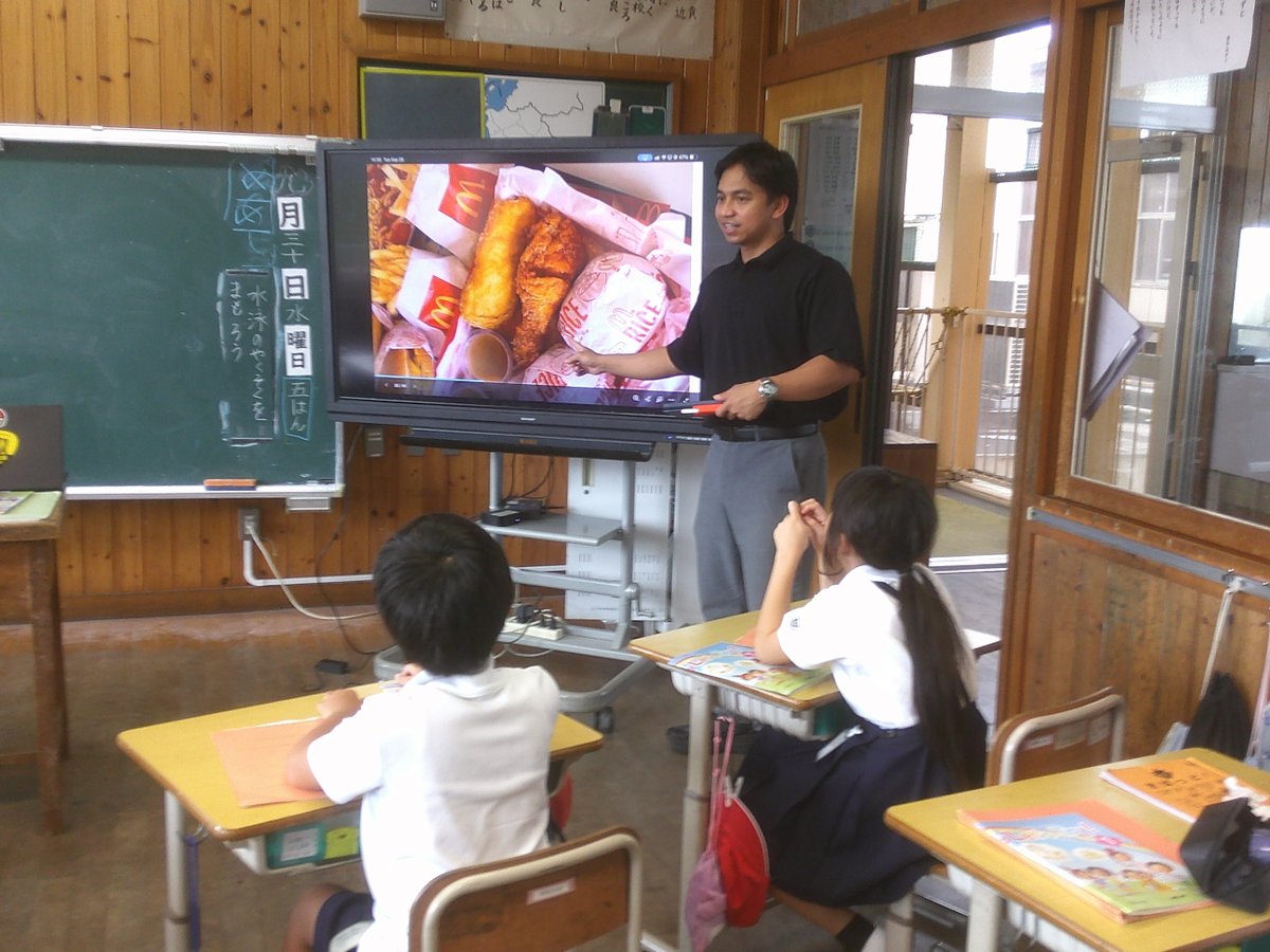 ooaira_esc's tweet photo. ２学期に入って初めて、久しぶりにALTのデニス先生がやってきた！３年生には、フィリピンの生活文化をちょこっと紹介。えっ、バナナ味のケチャップ！？マクドナルドにパスタやチキンがあるの！？卵を殻のまま焼いてる！そんなびっくりがたくさんありましたが、What do you like？に親しんでいました。 https://t.co/0HKnzZNl4h