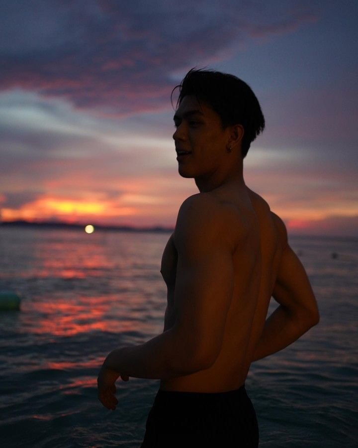 jwayar1's tweet photo. joss with the sea and sunset 🌅 https://t.co/CjpjJnqnxX