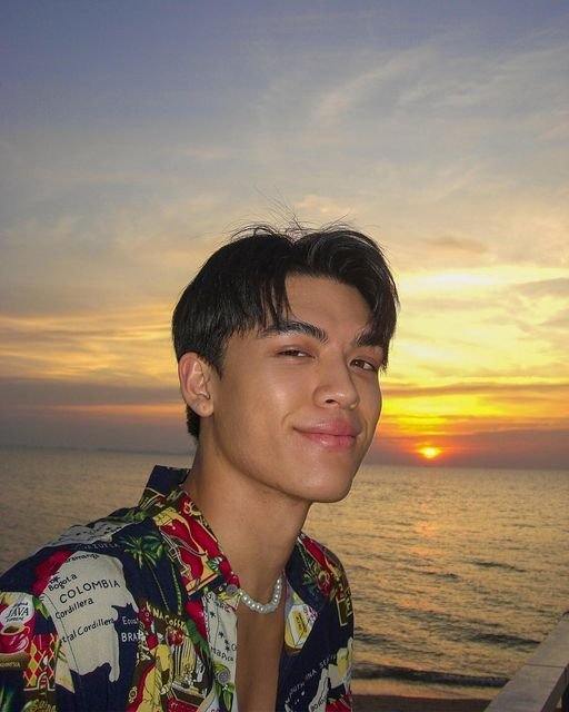 jwayar1's tweet photo. joss with the sea and sunset 🌅 https://t.co/CjpjJnqnxX