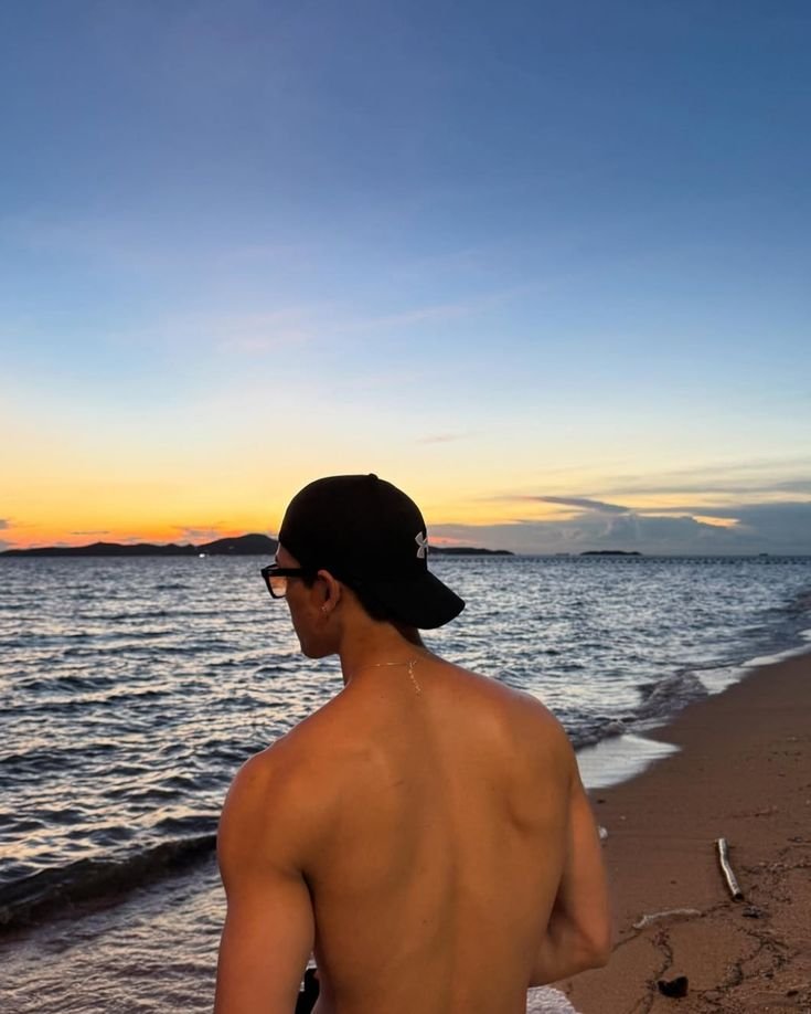jwayar1's tweet photo. joss with the sea and sunset 🌅 https://t.co/CjpjJnqnxX