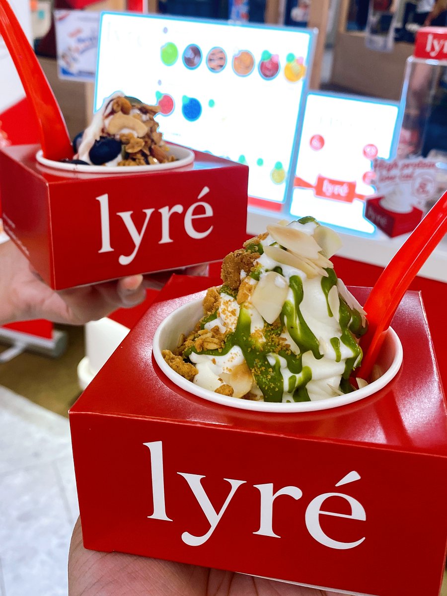 Kin24hrs's tweet photo. ไปลอง Greek froyo ร้าน lyré มาา อร่อยยยสดชื่นมากก 1 ถ้วยได้โปรตีน 8 กรัม แล้วแค่ 93 แคลเอง แพ็คเกจจิ้งสีแดงดูแพงสุดๆ 💖 ถ้วยแรกเป็นพิสตาชิโอบิสคอฟ ซอสหวานกำลังดี ราดเคลือบโยเกิร์ต ตักกินพร้อมบิสคอฟกับอัลมอนด์ อร่อยเข้ากันมากกก อีกถ้วยเป็นบลูเบอร์รี่ กราโนล่า+ธัญพืช ได้ความสดชื่นจากผลไม้และความกรุบกรอบในคำเดียว 🫐 ร้านนี้ตัวโยเกิร์ตเนียนละมุน ไม่หวานมาก มีซอสกับท็อปปิ้งให้เลือกเยอะด้วย ตอนนี้บูธอยู่ที่ The Empire Sathorn ถึงวันที่ 2 ตุลาคมนะ ไปลองกันได้จ้า