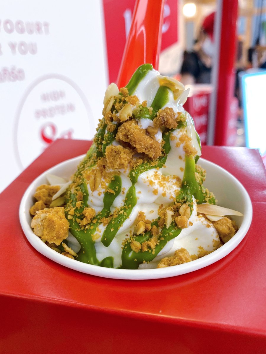 Kin24hrs's tweet photo. ไปลอง Greek froyo ร้าน lyré มาา อร่อยยยสดชื่นมากก 1 ถ้วยได้โปรตีน 8 กรัม แล้วแค่ 93 แคลเอง แพ็คเกจจิ้งสีแดงดูแพงสุดๆ 💖 ถ้วยแรกเป็นพิสตาชิโอบิสคอฟ ซอสหวานกำลังดี ราดเคลือบโยเกิร์ต ตักกินพร้อมบิสคอฟกับอัลมอนด์ อร่อยเข้ากันมากกก อีกถ้วยเป็นบลูเบอร์รี่ กราโนล่า+ธัญพืช ได้ความสดชื่นจากผลไม้และความกรุบกรอบในคำเดียว 🫐 ร้านนี้ตัวโยเกิร์ตเนียนละมุน ไม่หวานมาก มีซอสกับท็อปปิ้งให้เลือกเยอะด้วย ตอนนี้บูธอยู่ที่ The Empire Sathorn ถึงวันที่ 2 ตุลาคมนะ ไปลองกันได้จ้า